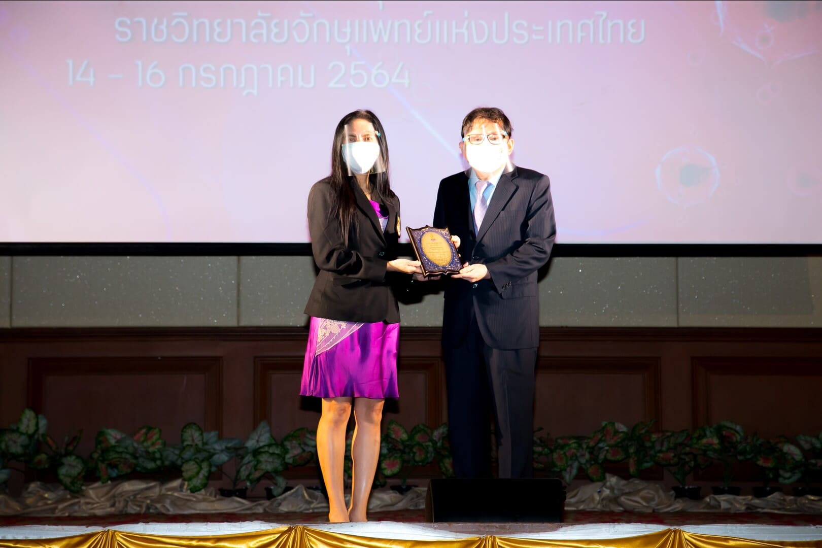 “แว่นท็อปเจริญ” รับโล่เกียรติคุณ จากราชวิทยาลัยจักษุแพทย์แห่งประเทศไทย